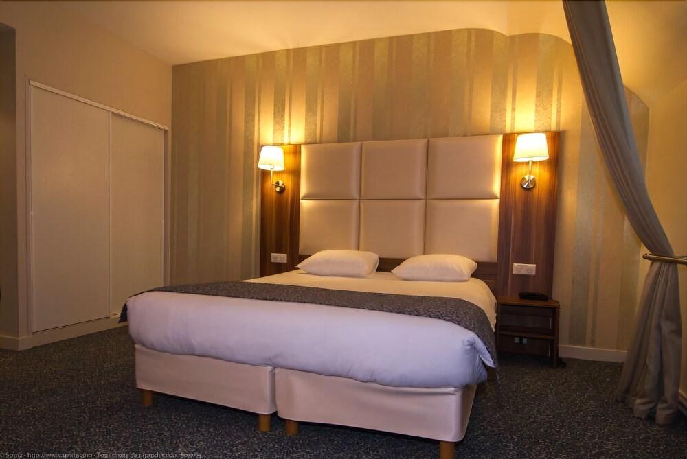 Logis Hotel Du Chateau กงบูร์ก ภายนอก รูปภาพ