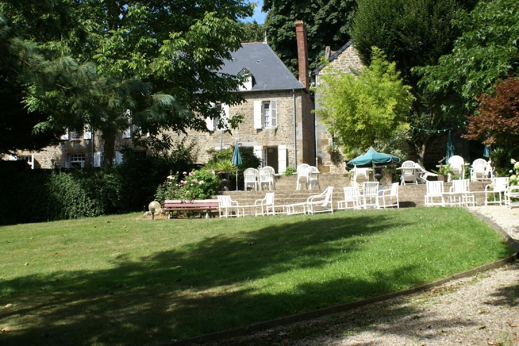 Logis Hotel Du Chateau กงบูร์ก ภายนอก รูปภาพ