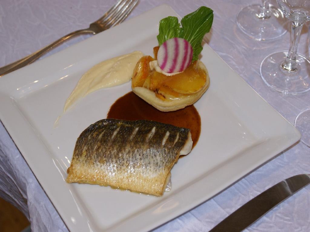 Logis Hotel Du Chateau กงบูร์ก ภายนอก รูปภาพ