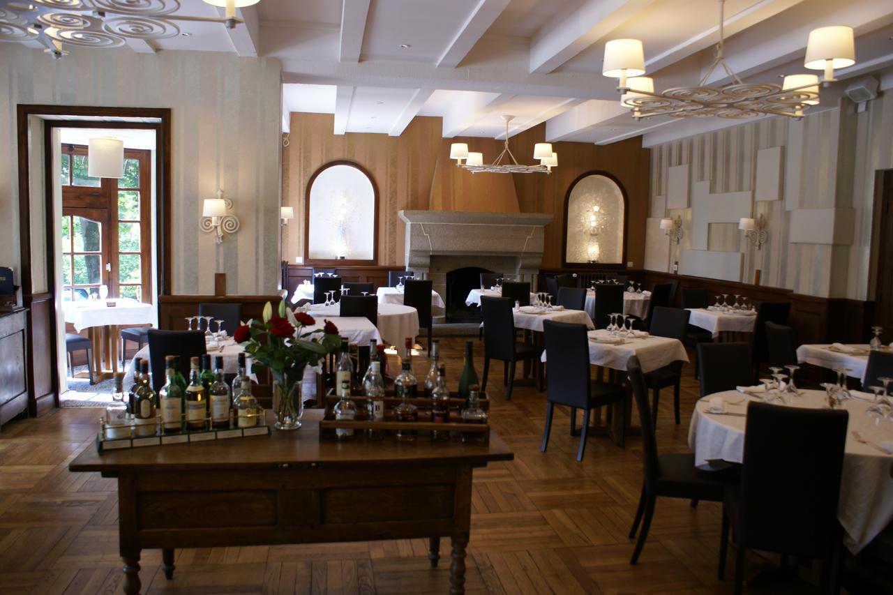 Logis Hotel Du Chateau กงบูร์ก ภายนอก รูปภาพ