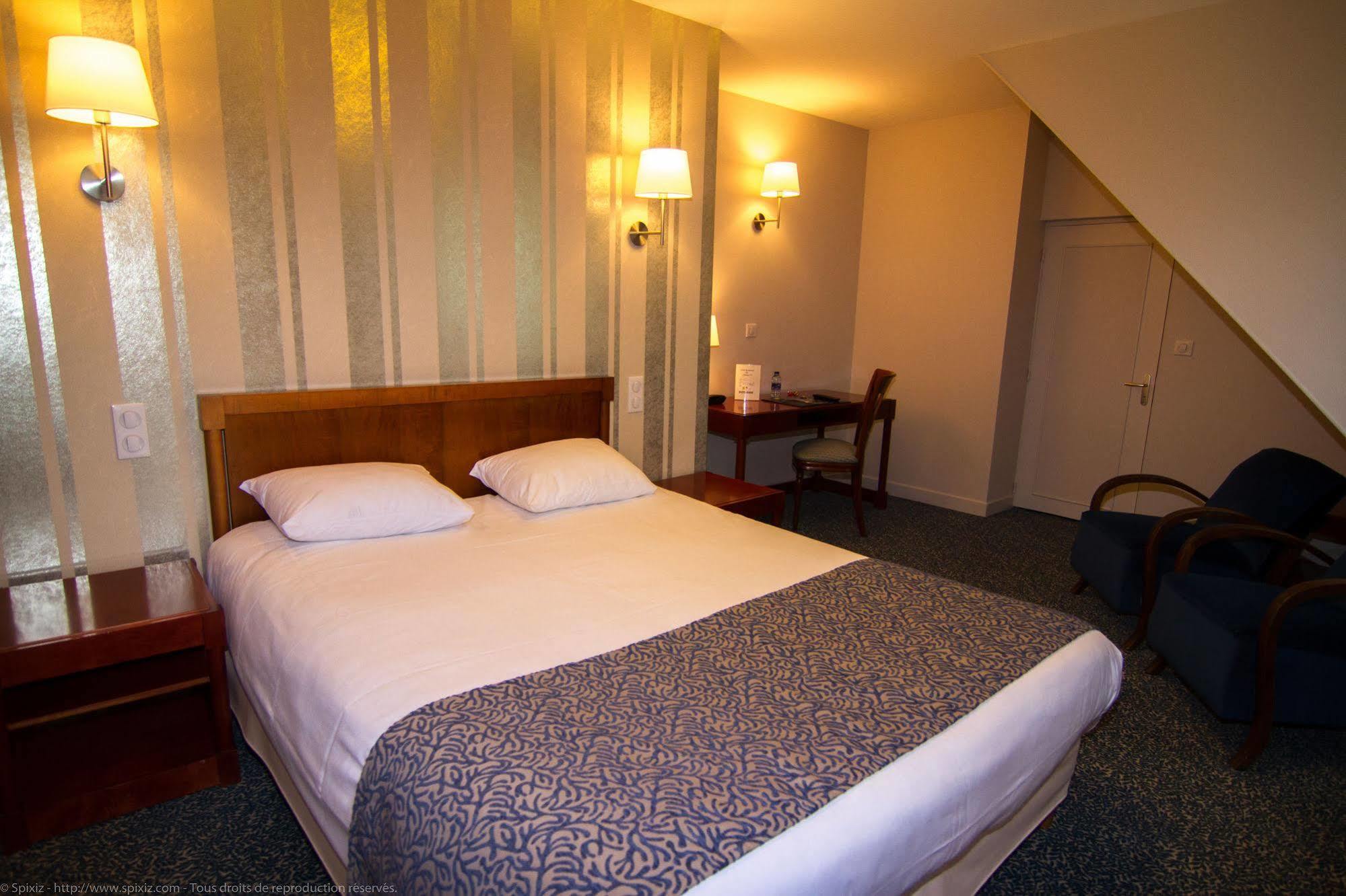 Logis Hotel Du Chateau กงบูร์ก ภายนอก รูปภาพ